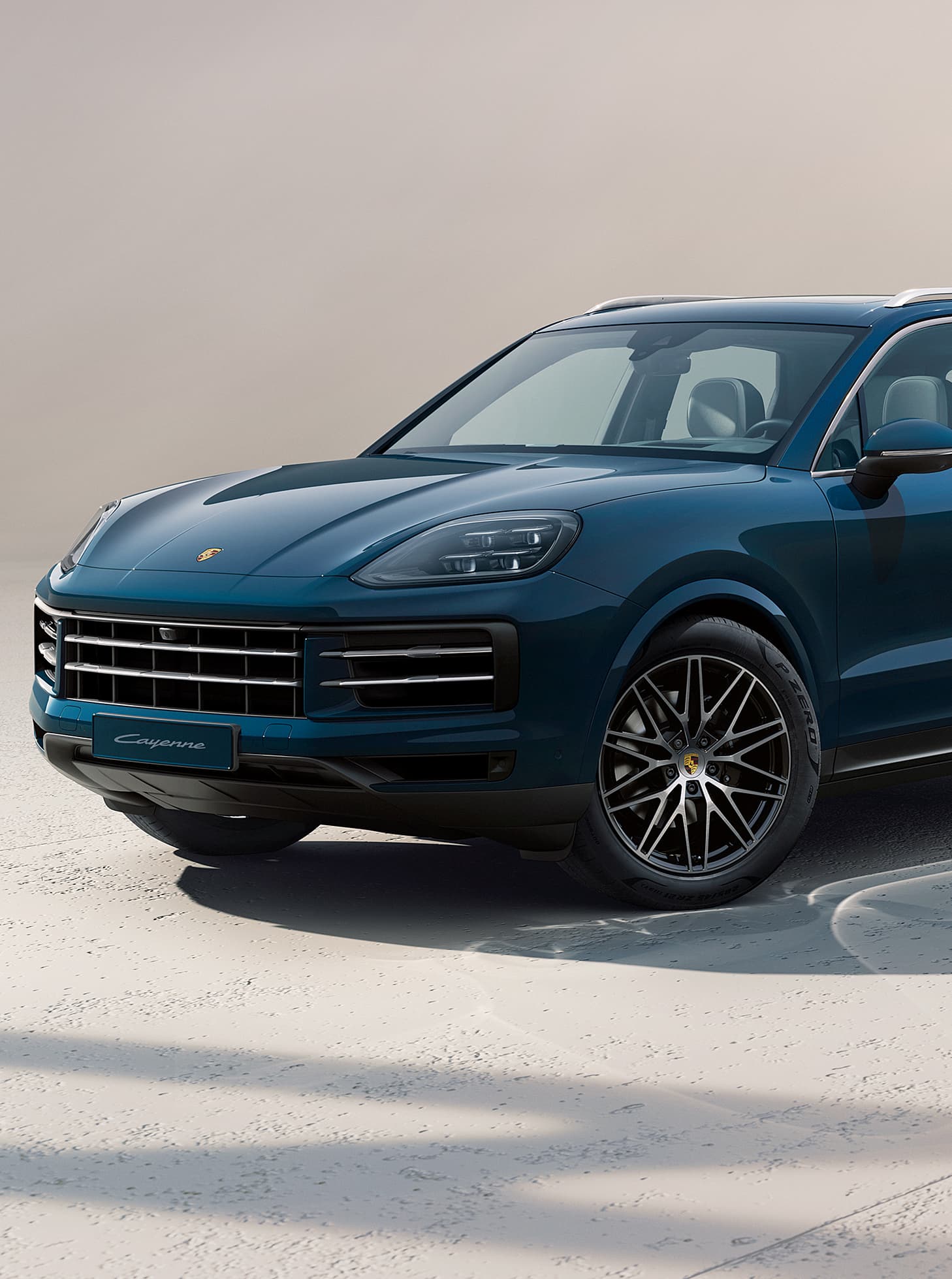 En Porsche Cayenne kjører på en åpen vei.