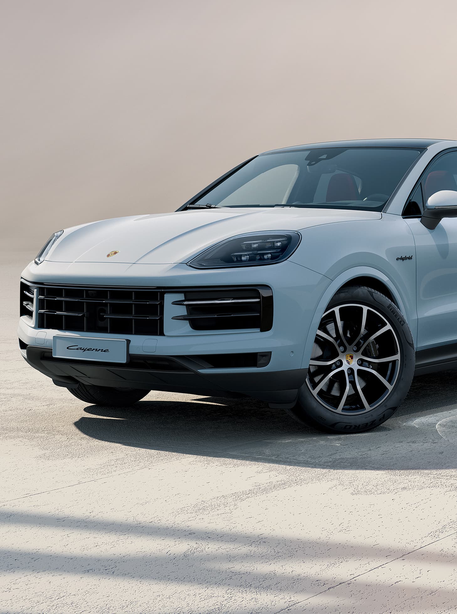 En Porsche Cayenne kjører på en åpen vei.